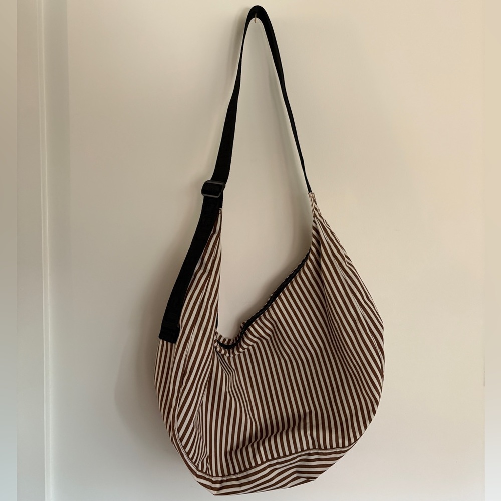 BAGGU Large Nylon Crescent Bag - Picture 2 of 9